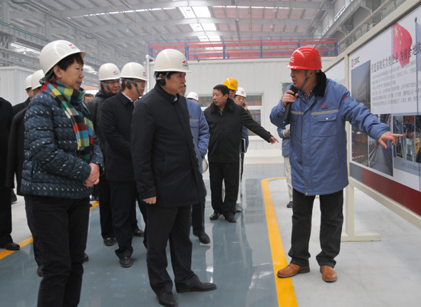 2015年12月21日，石家庄市市长邢国辉到公司观摩城轨车辆及新能源汽车等新产业项目