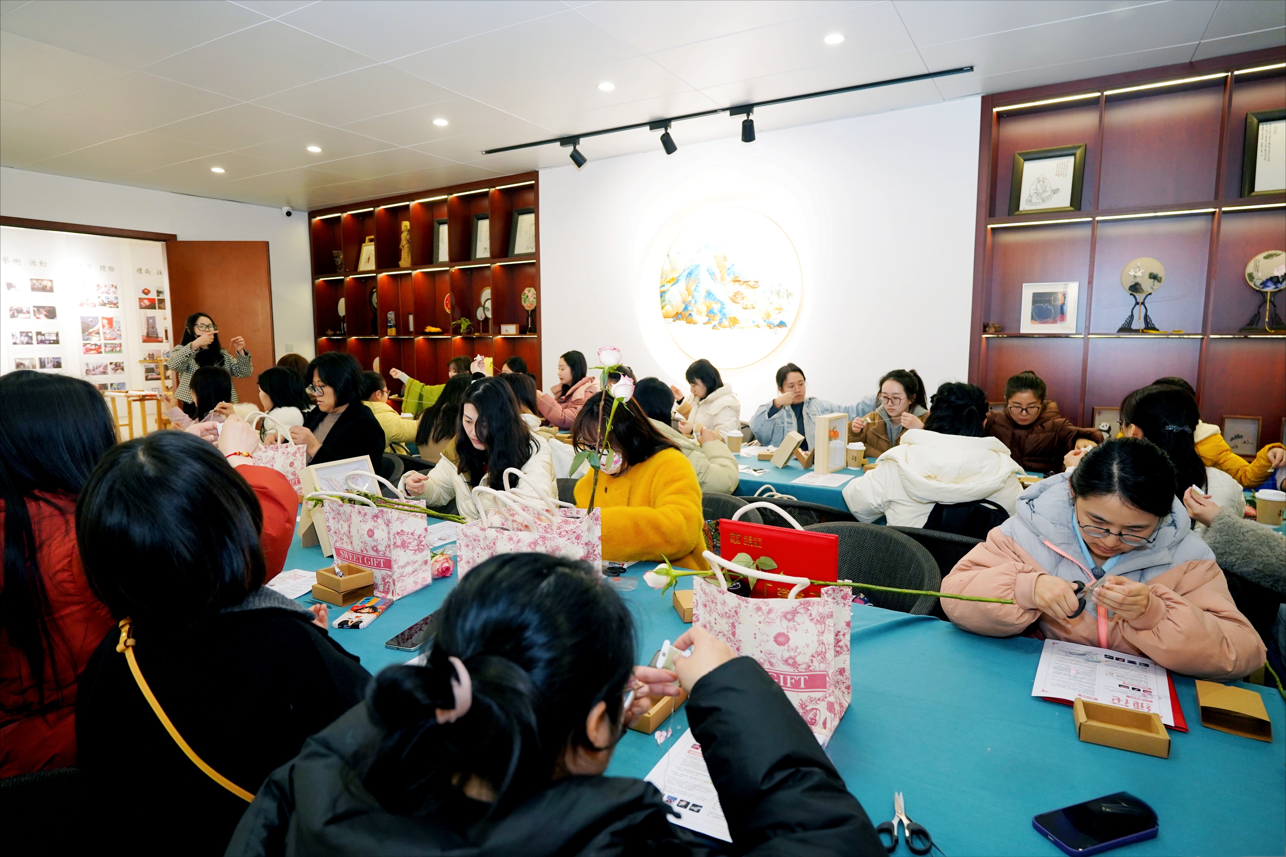 “三八妇女节”非遗绒花制作